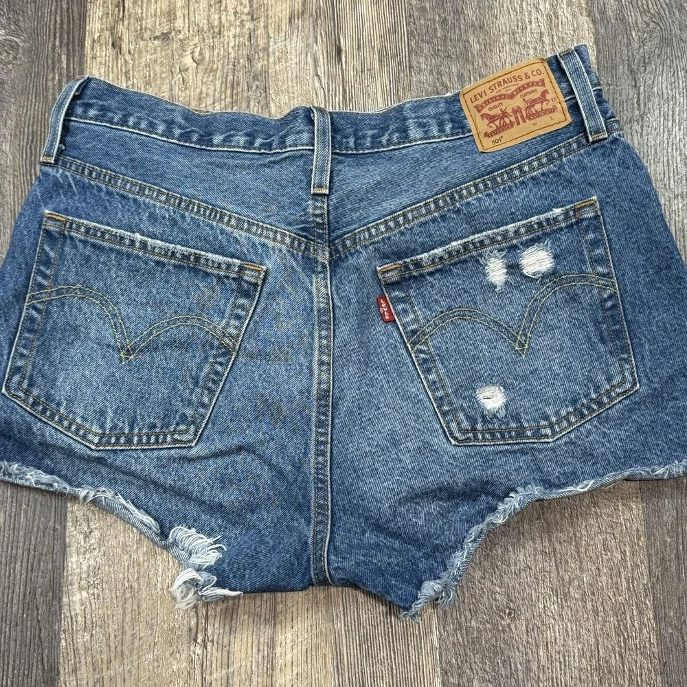 Levis 501 High Rise Jean Shorts Womens W31 Blue Denim Button Fly Distressed Hem